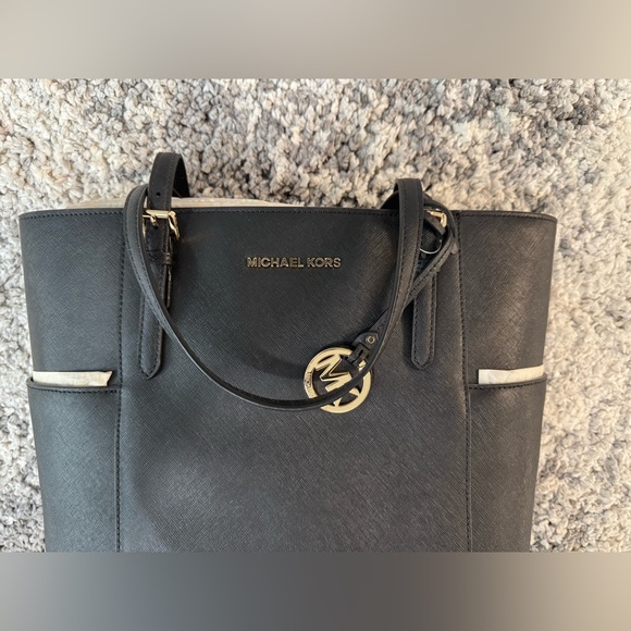 Michael Kors, Jet Set Travel Large Tote, Saffiano Leather in Black - Picture 2 of 10